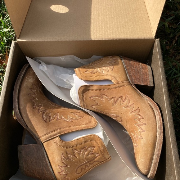 Ariat Stonewashed Booties size 9 only worn once or twice with original box - Picture 7 of 7